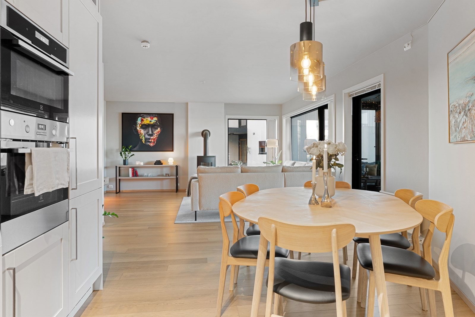 Stue og kjøkken i åpen løsning skaper en romslig og sosial arena. Galleribilde