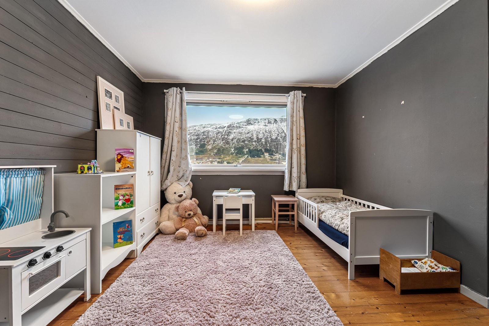 Soverom 2, soverommet er todelt og benyttes som to barnerom. Galleribilde