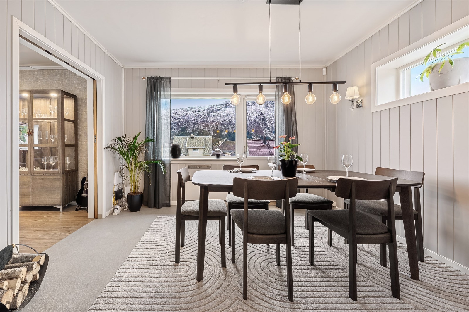 Lys og fin spisestue. Galleribilde