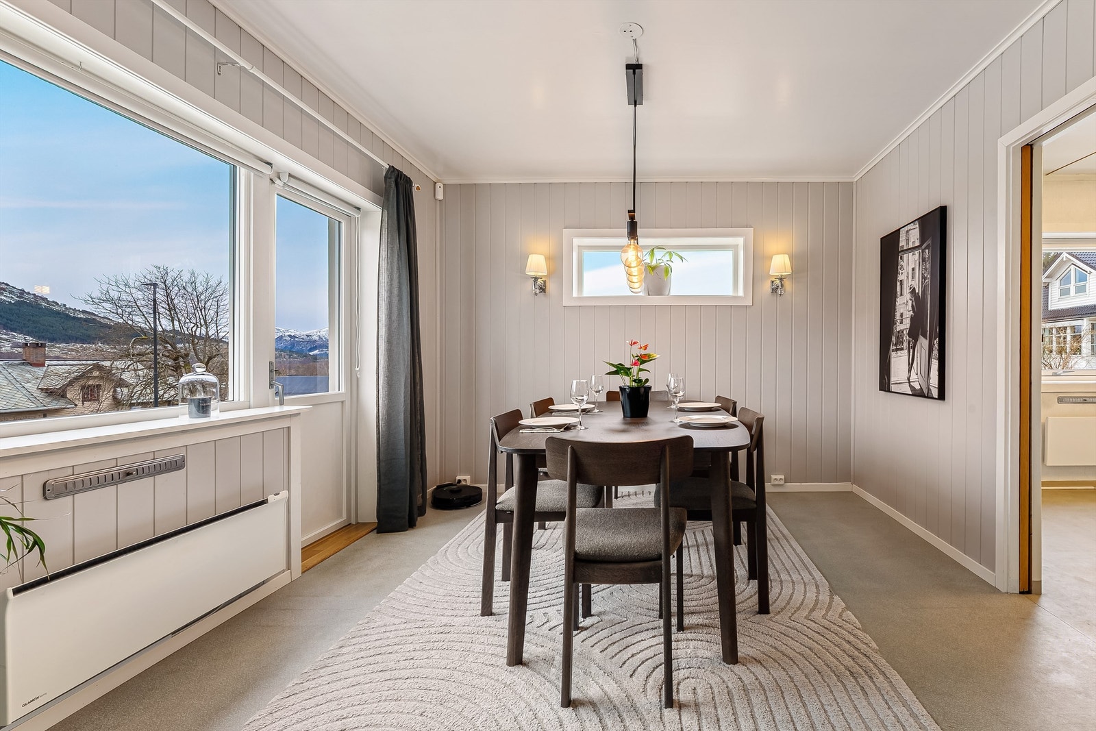 Romslig spisestue med utgang til balkong. Galleribilde