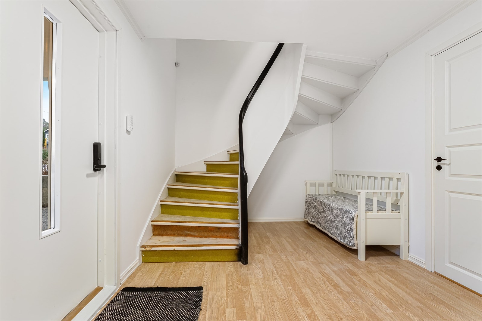 Entre med trapp opp til 2. etasje. Galleribilde