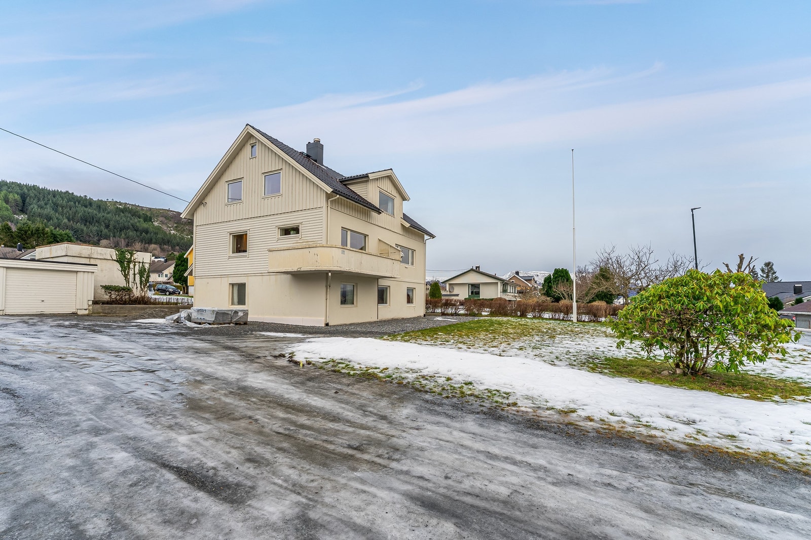 Enkel tilkomst til boligen. Flat og fin tomt. Garasjen benyttes, men står primært innpå tomten til trafoen i bakkant. Galleribilde