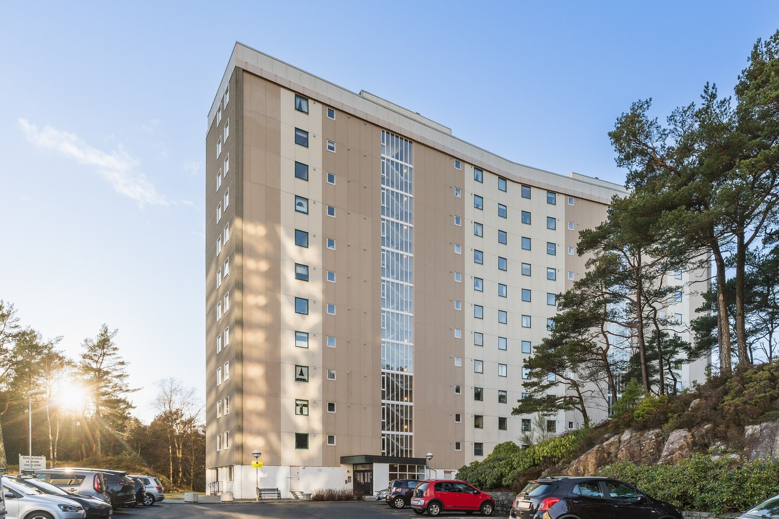 Hesjaholten Borettslag består av 204 leiligheter fordelt på 3 høyblokker. Galleribilde