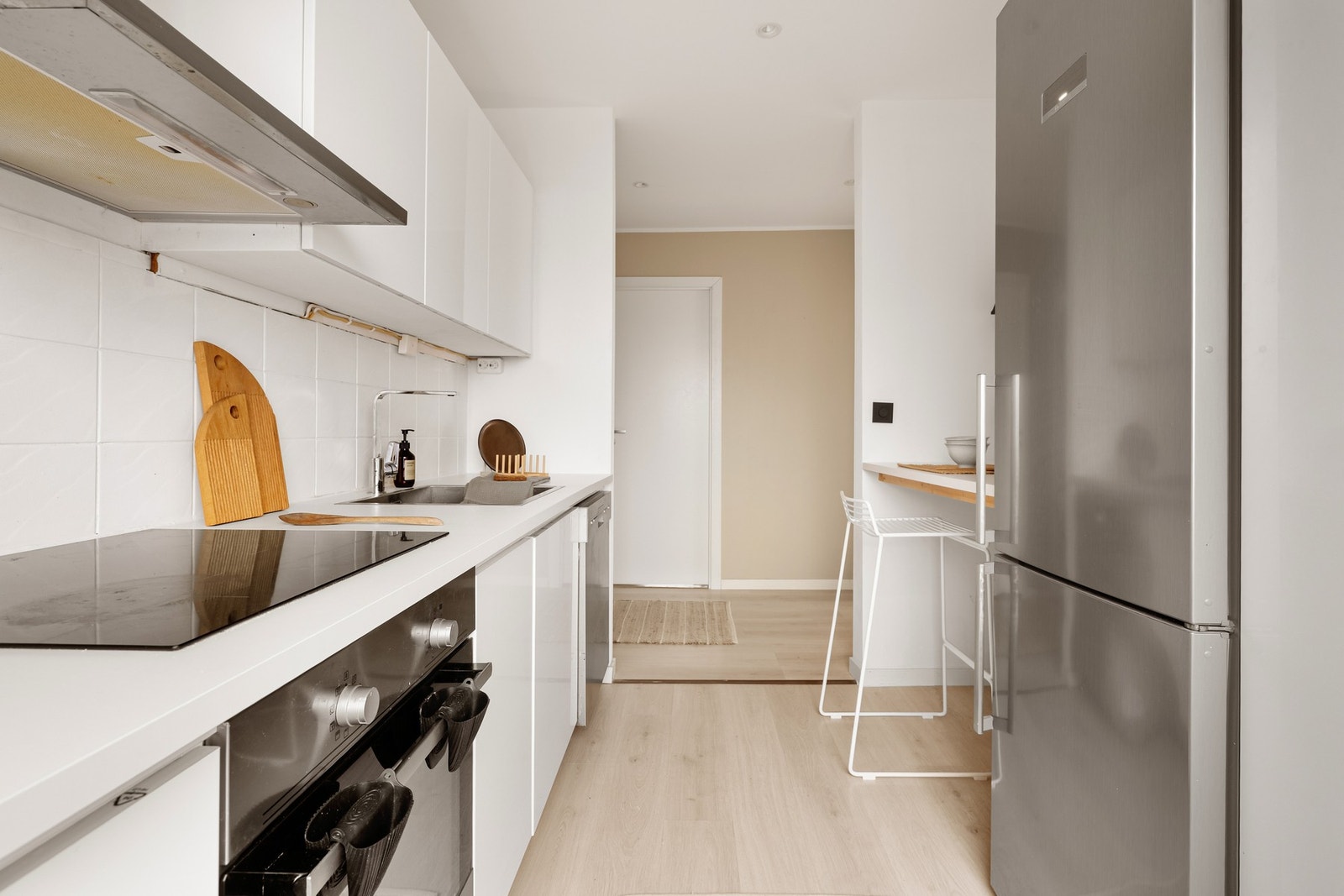 På kjøkkenet er det integrert platetopp, stekeovn og mikrobølgeovn i tillegg til plass til kjøleskap og oppvaskmaskin. Galleribilde