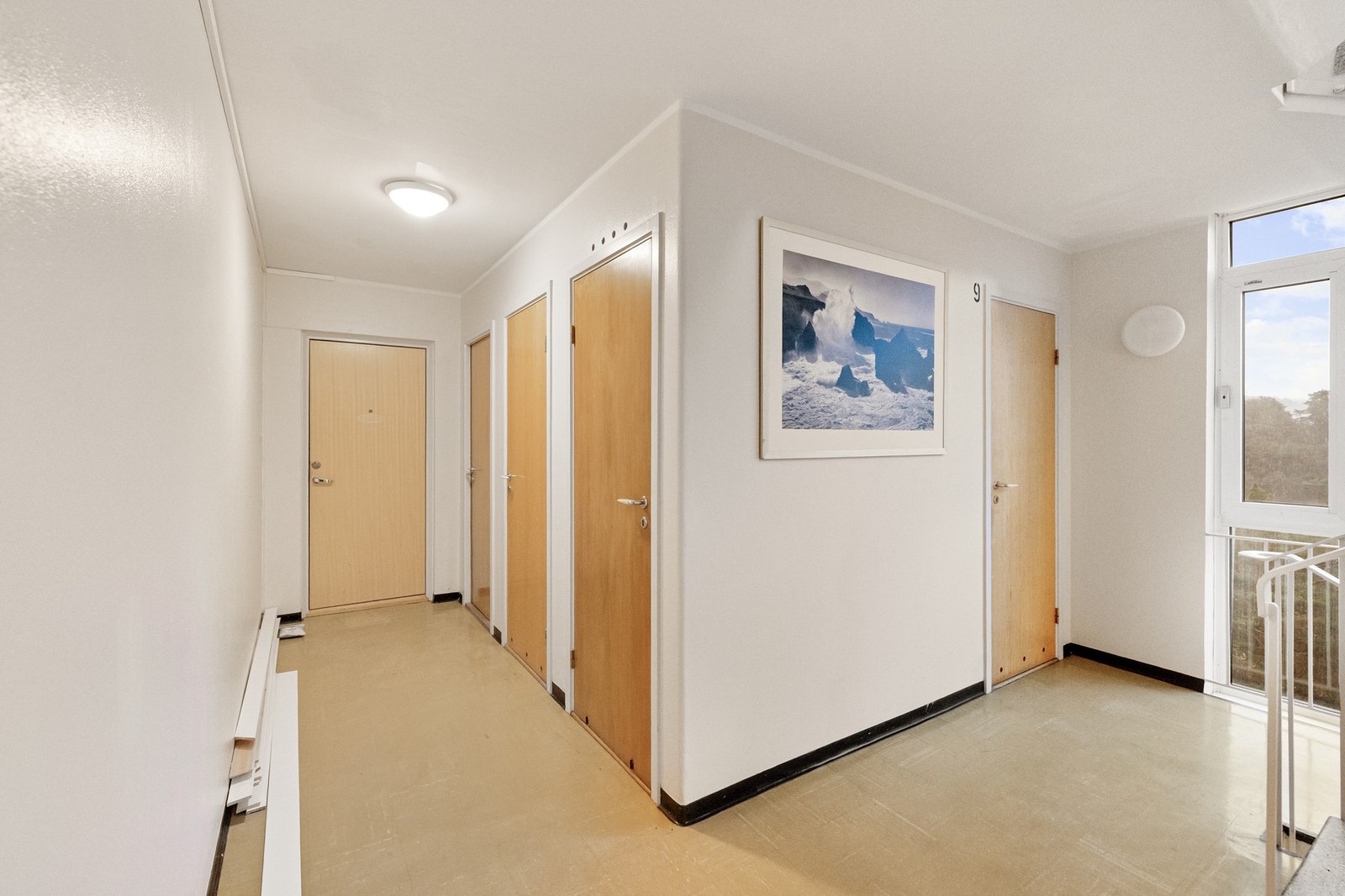 Leiligheten har to boder i samme etasje som leiligheten i tillegg til en i kjeller. Galleribilde