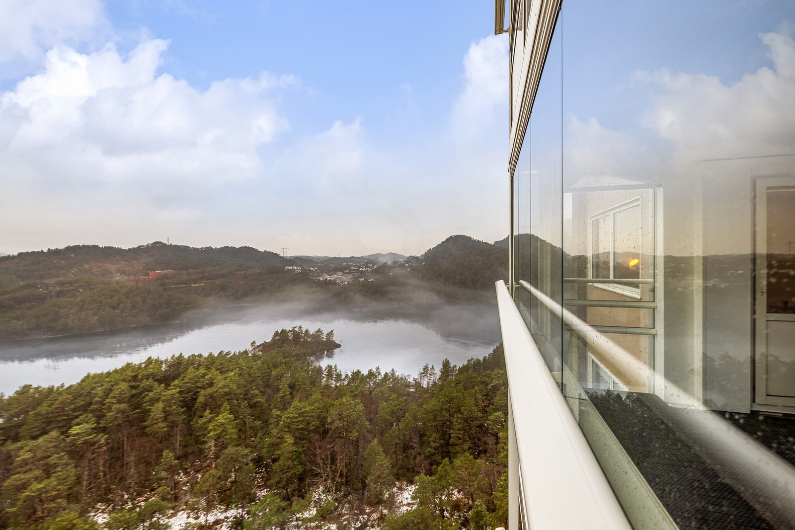 Leiligheten ligger i 9. etasje og har usjenert utsikt og ingen innsyn. Galleribilde