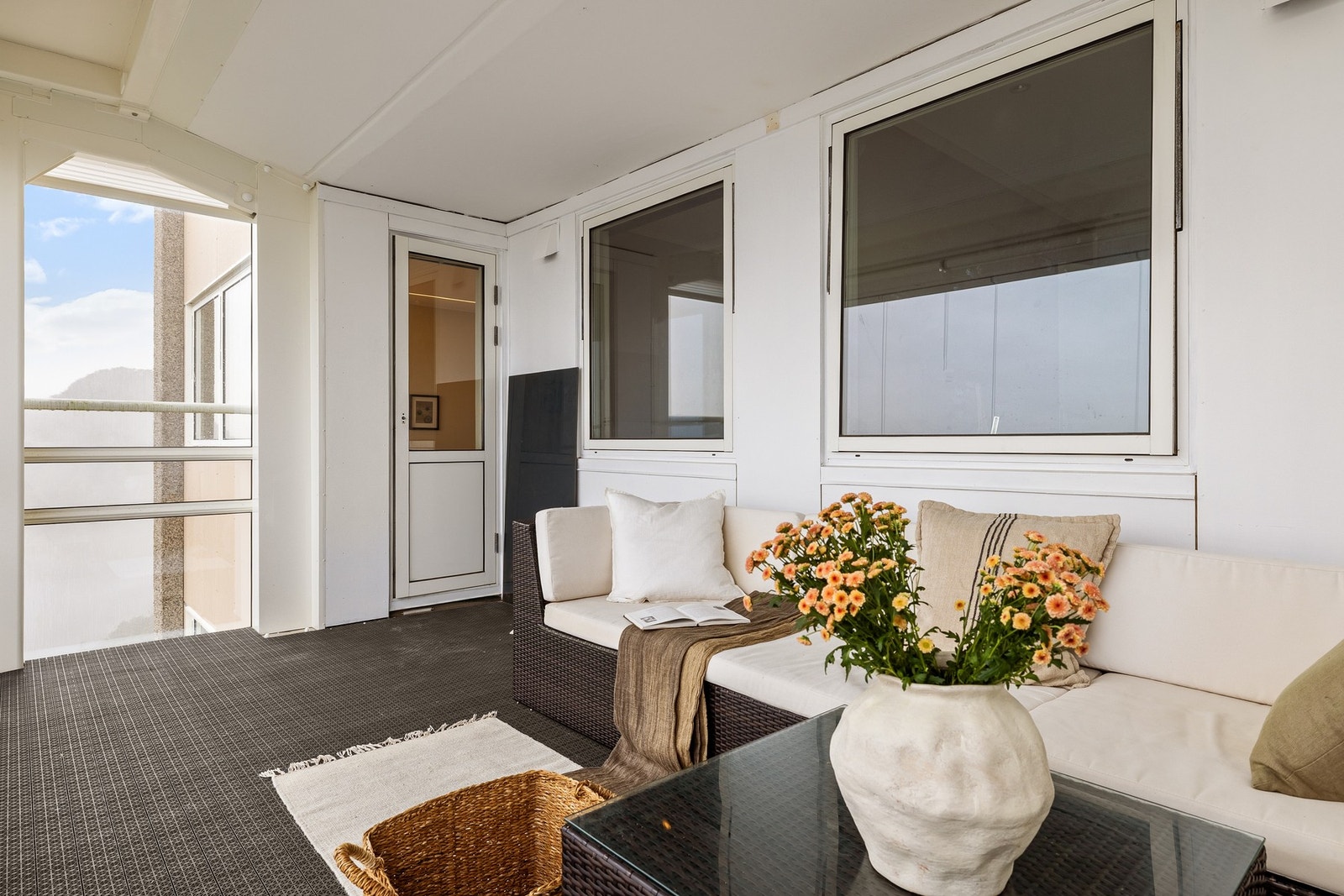 Balkongen funker som en forlengelse av stuen, god plass til å møblere med utemøblement. Galleribilde