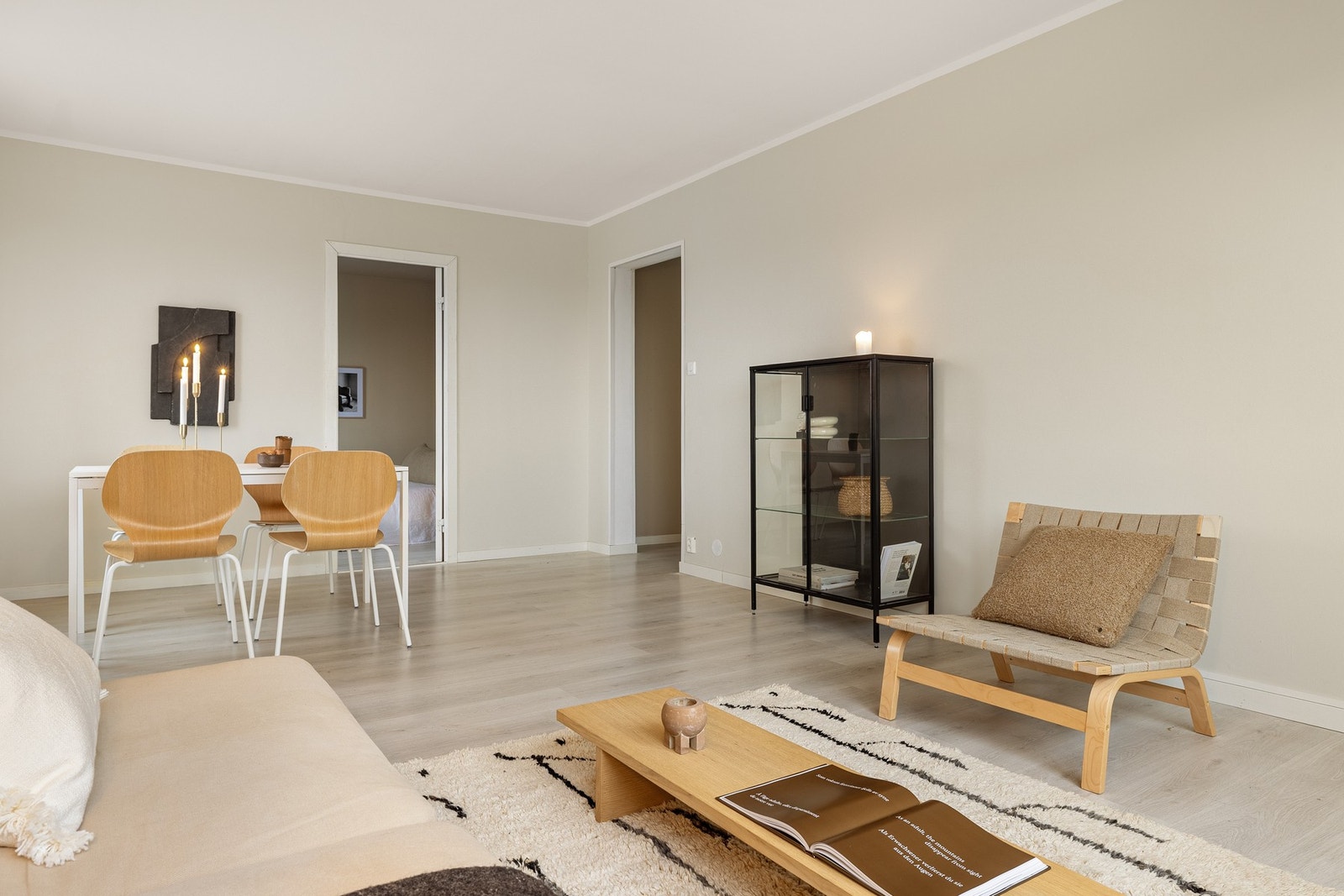 Her er det god plass til både sofagruppe og spisebord. Galleribilde