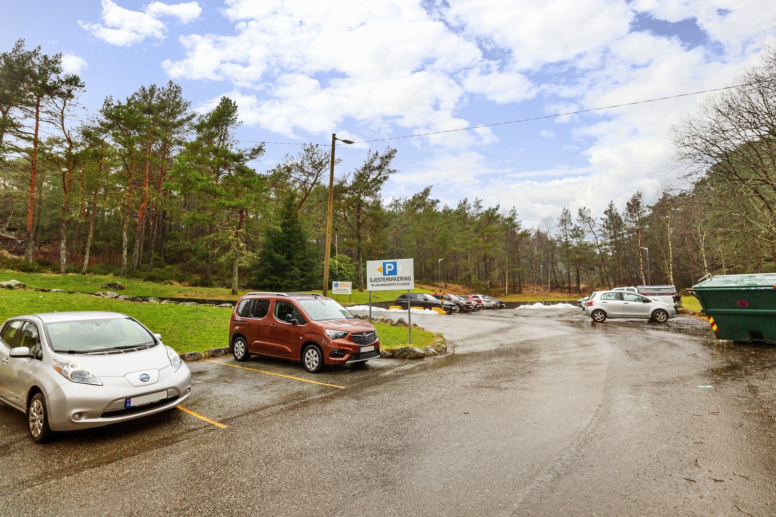 Egen parkeringsplass for gjester. Galleribilde