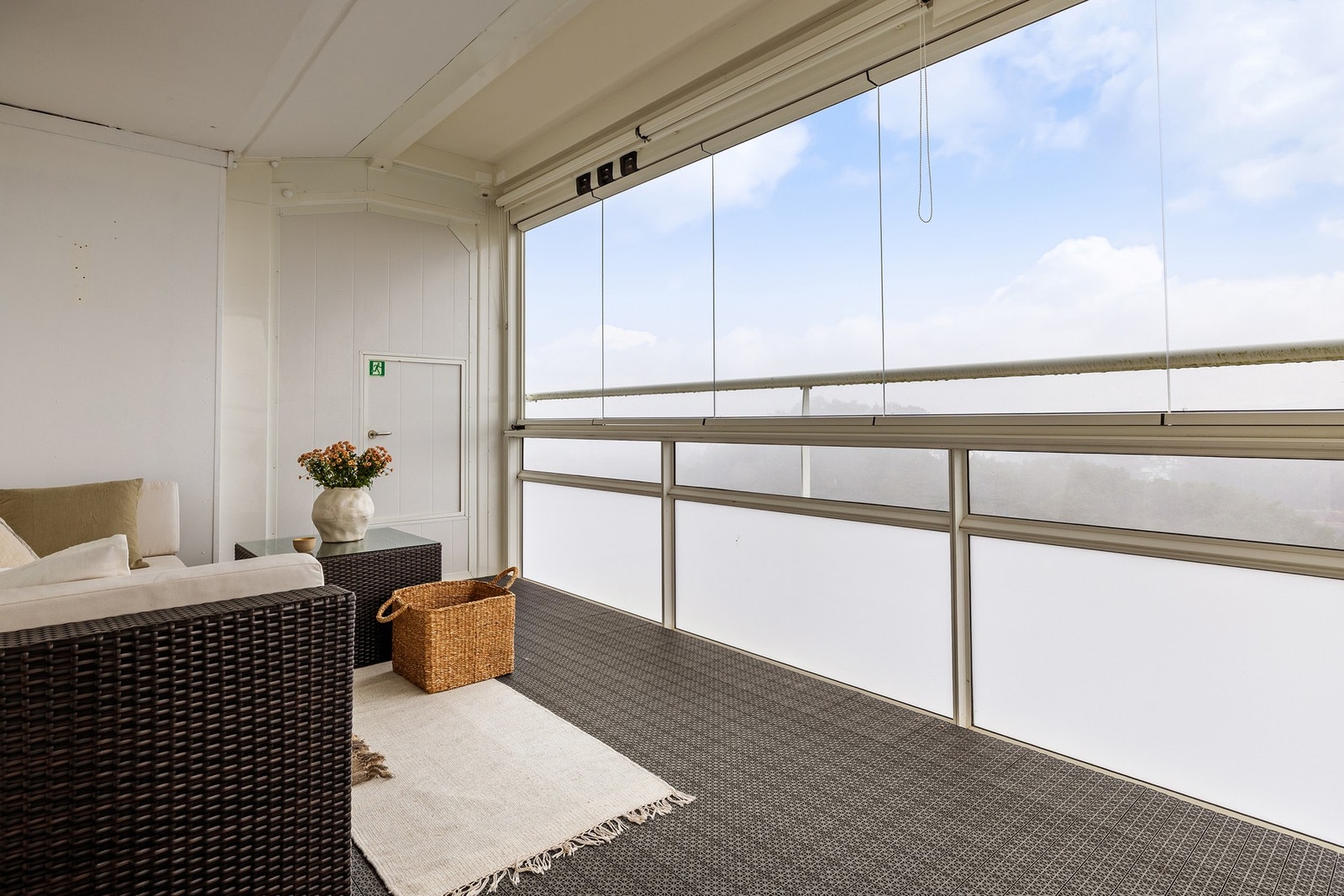 Ettersom balkongen er innglasset er bruksmulighetene mye større og den kan benyttes året rundt. Galleribilde