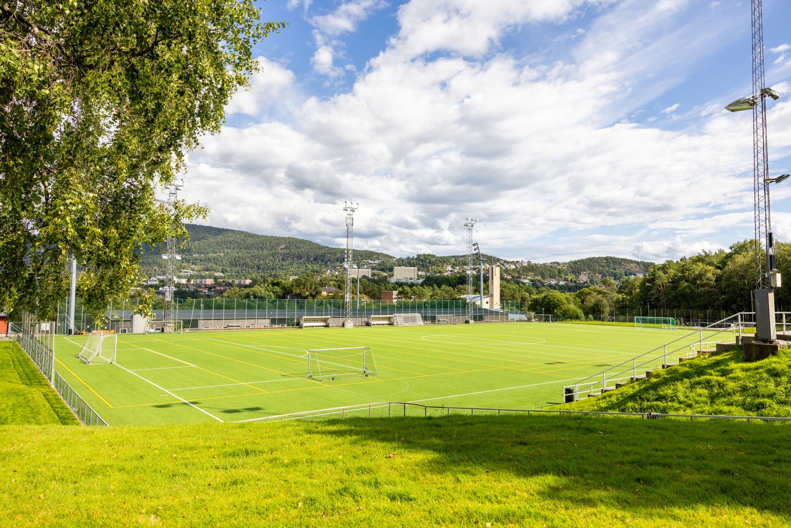 Varden idrettspark ligger kun en kort gåtur fra leiligheten. Galleribilde