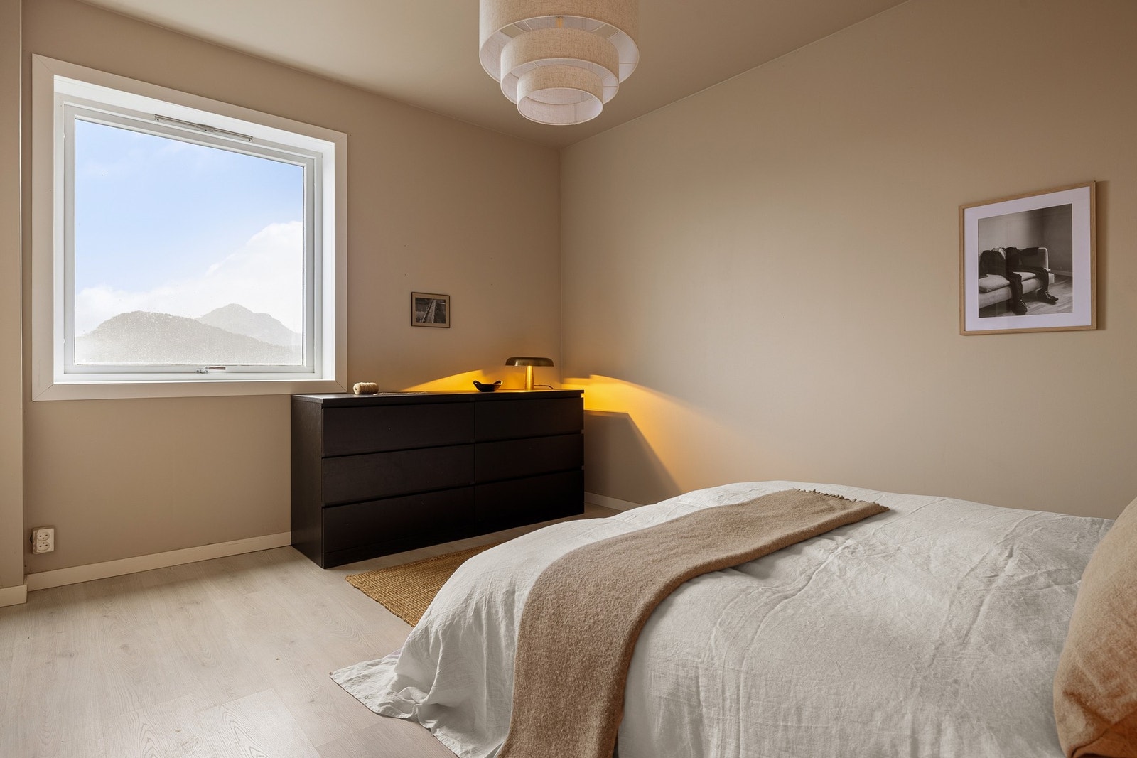 Her er det god plass til å møblere med dobbeltseng, garderobe og tilhørende møblement. Galleribilde