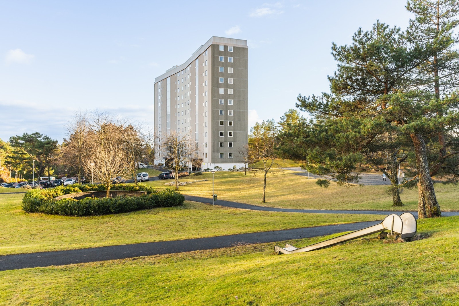 Området er pent opparbeidet med store grøntarealer. Galleribilde