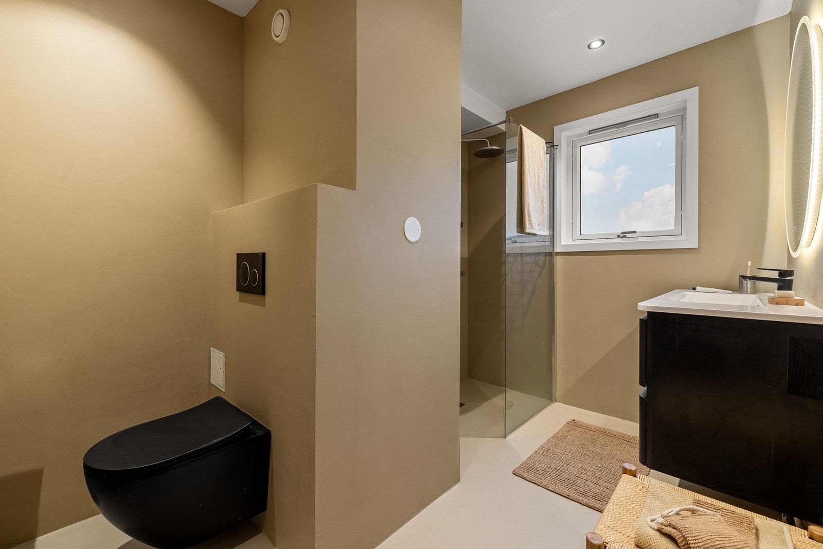 Fint bad på 5,6 kvm med varme i gulv. Galleribilde