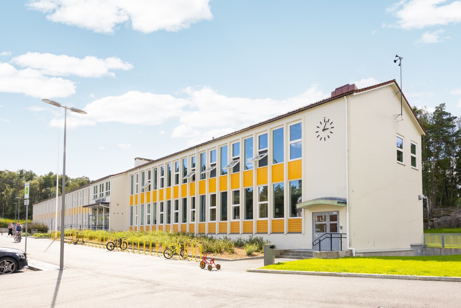 Varden skole ligger kun 15 min gange fra leiligheten. Galleribilde