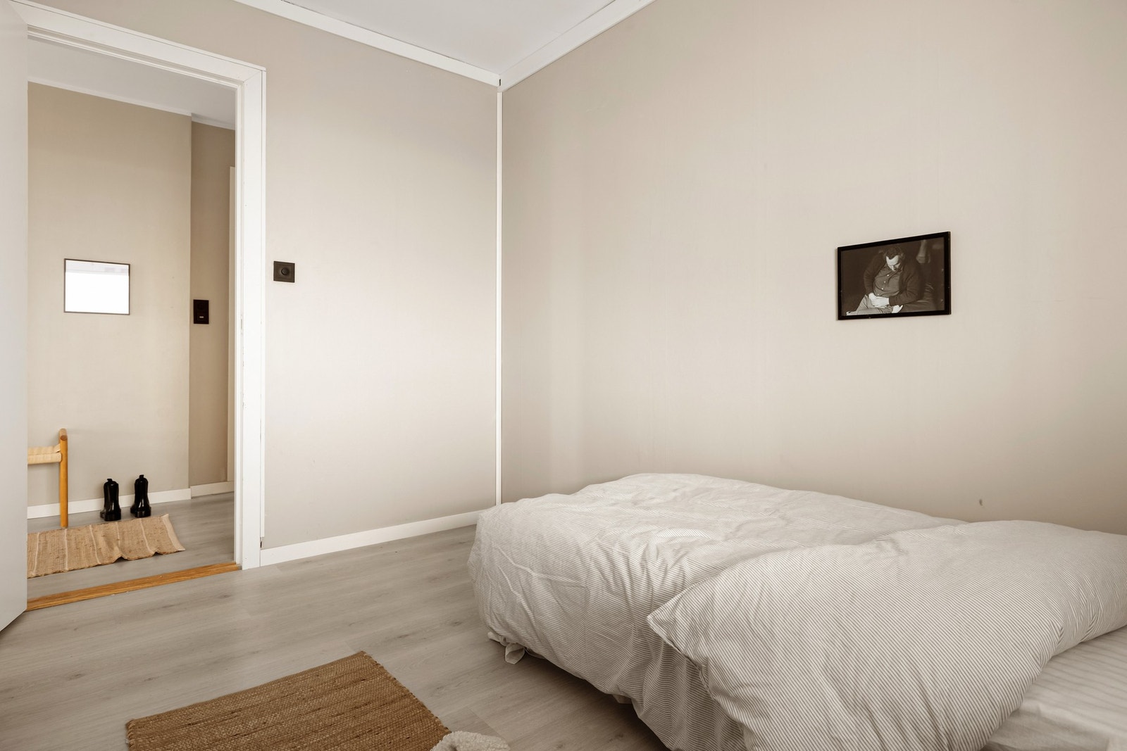 God plass å møblere med seng og garderobe. Galleribilde