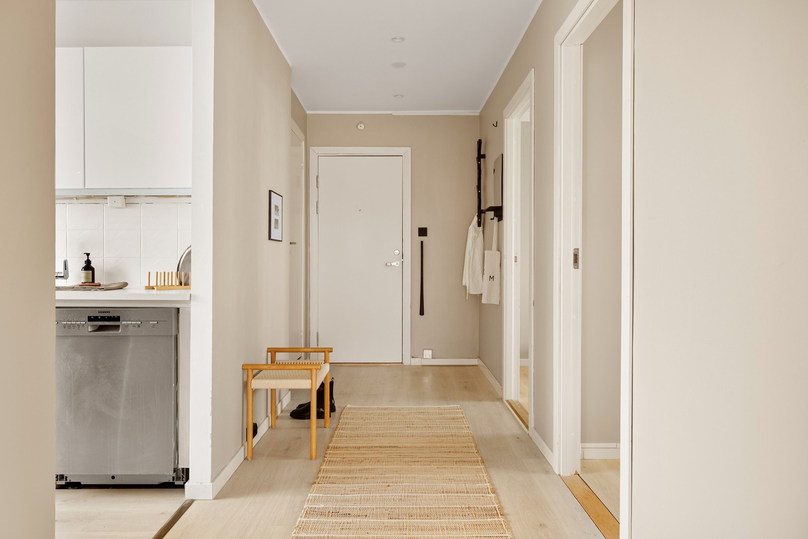 Her har man god plass til å henge fra seg yttertøy. Galleribilde