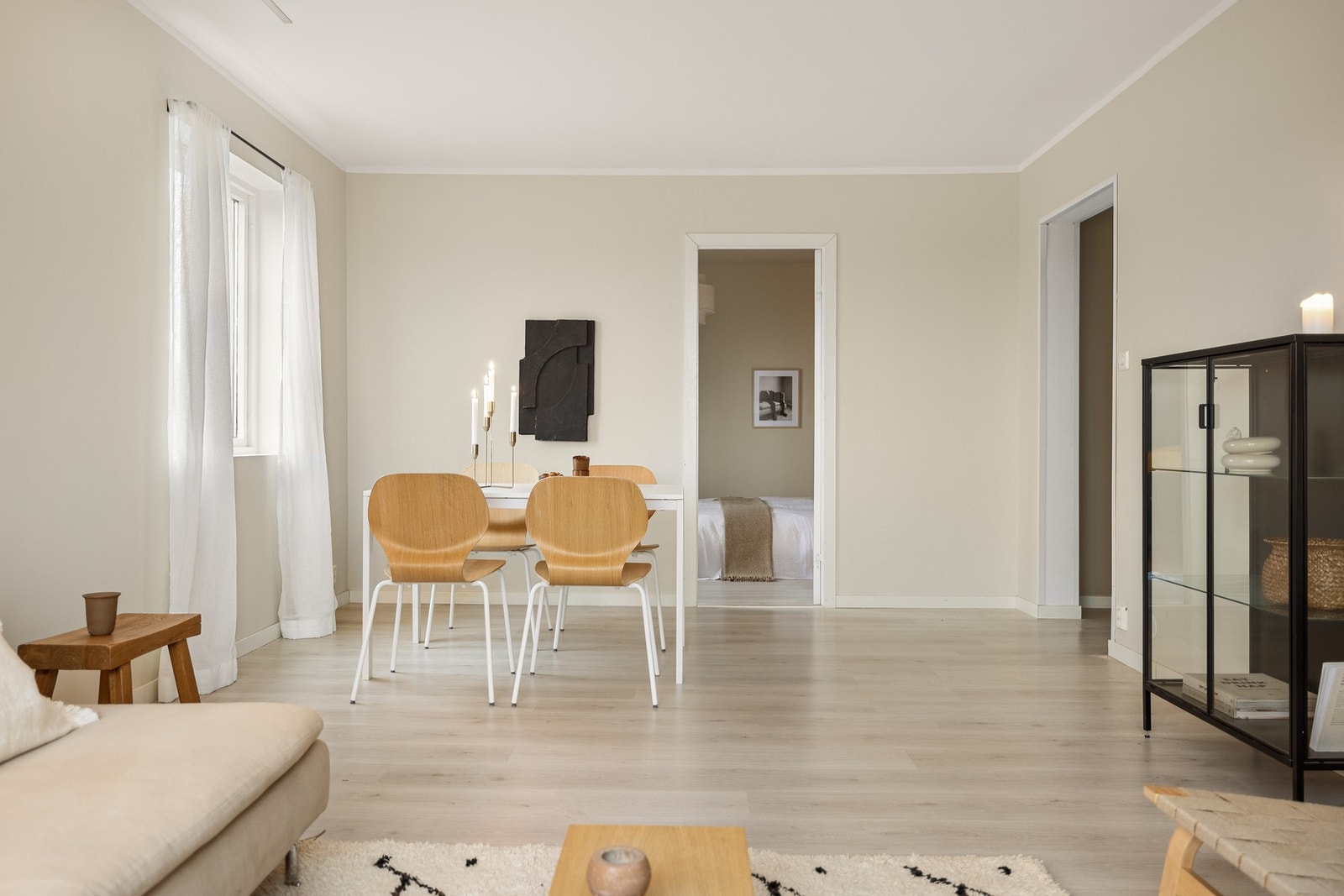 Stuen har en praktisk utforming som gjør den lett å møblere etter eget ønske. Galleribilde