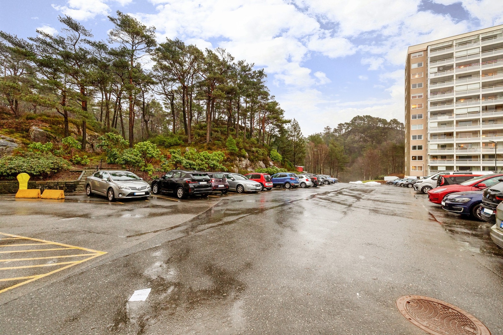 Mulighet for leie av fast parkeringsplass, borettslaget har også noen garasjeplasser til leie. Galleribilde