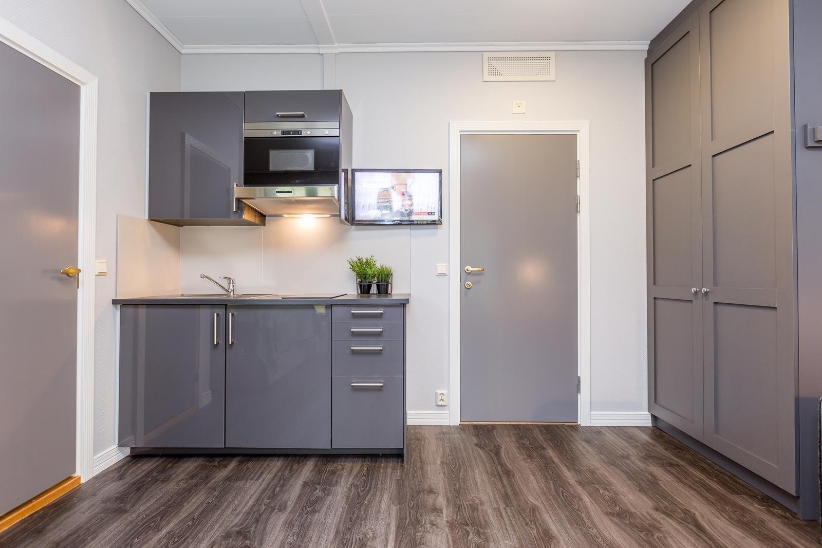 Kjøkken med kjøleskap, kokeplater, micro og fult utstyrt. Galleribilde