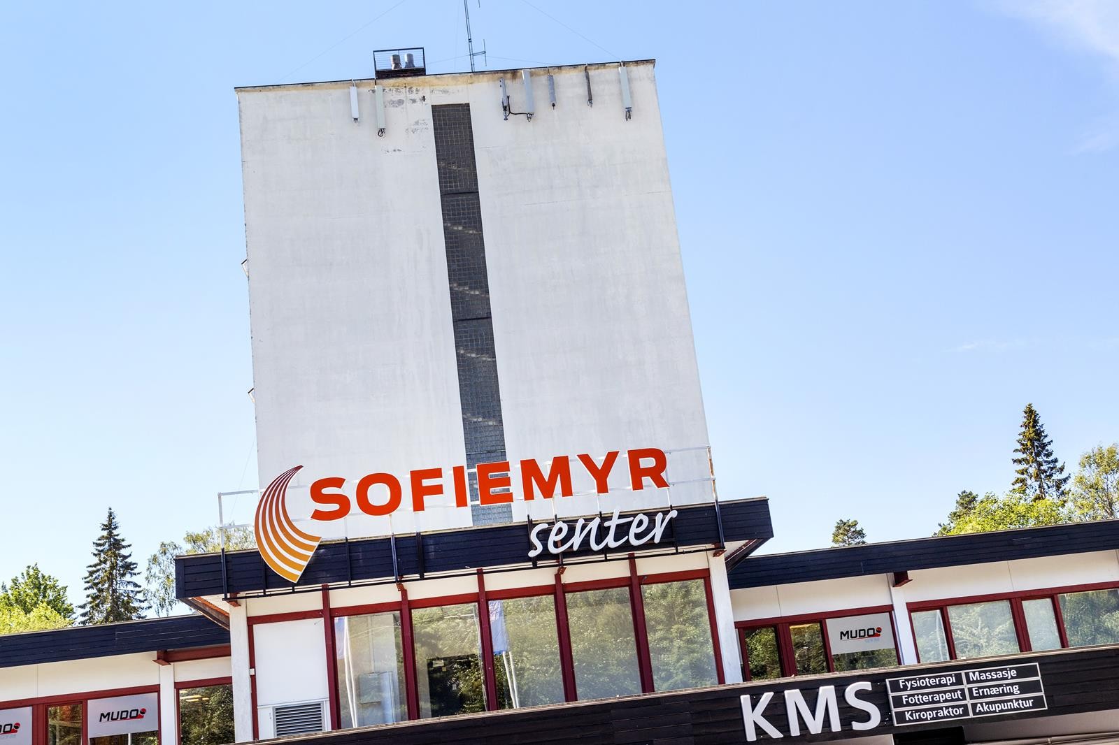 Sofirmyr senter ligger i direkte tilknytning til bygget, her finner du apotek, dagligvare med mer Galleribilde