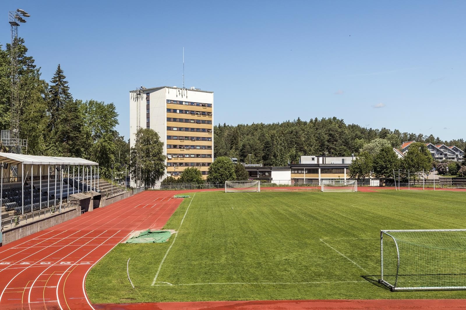 Bygget ligger fint til omkranset av grøntarealer Galleribilde