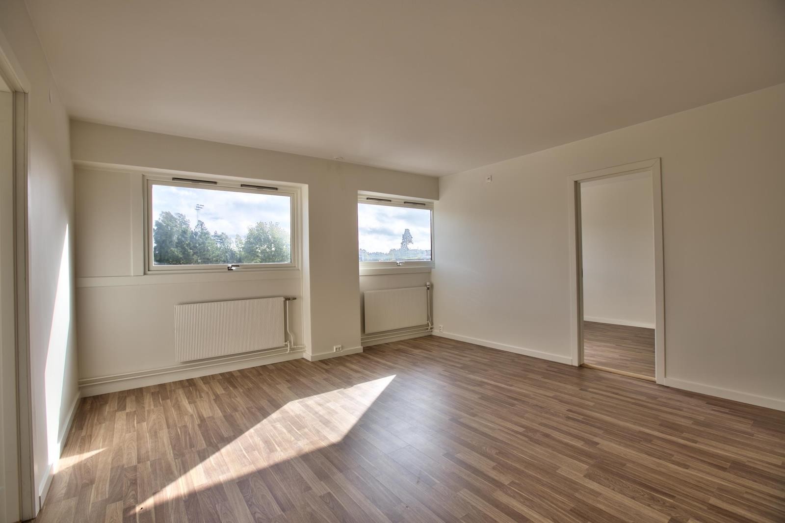 Romslig stue med mye lys Galleribilde