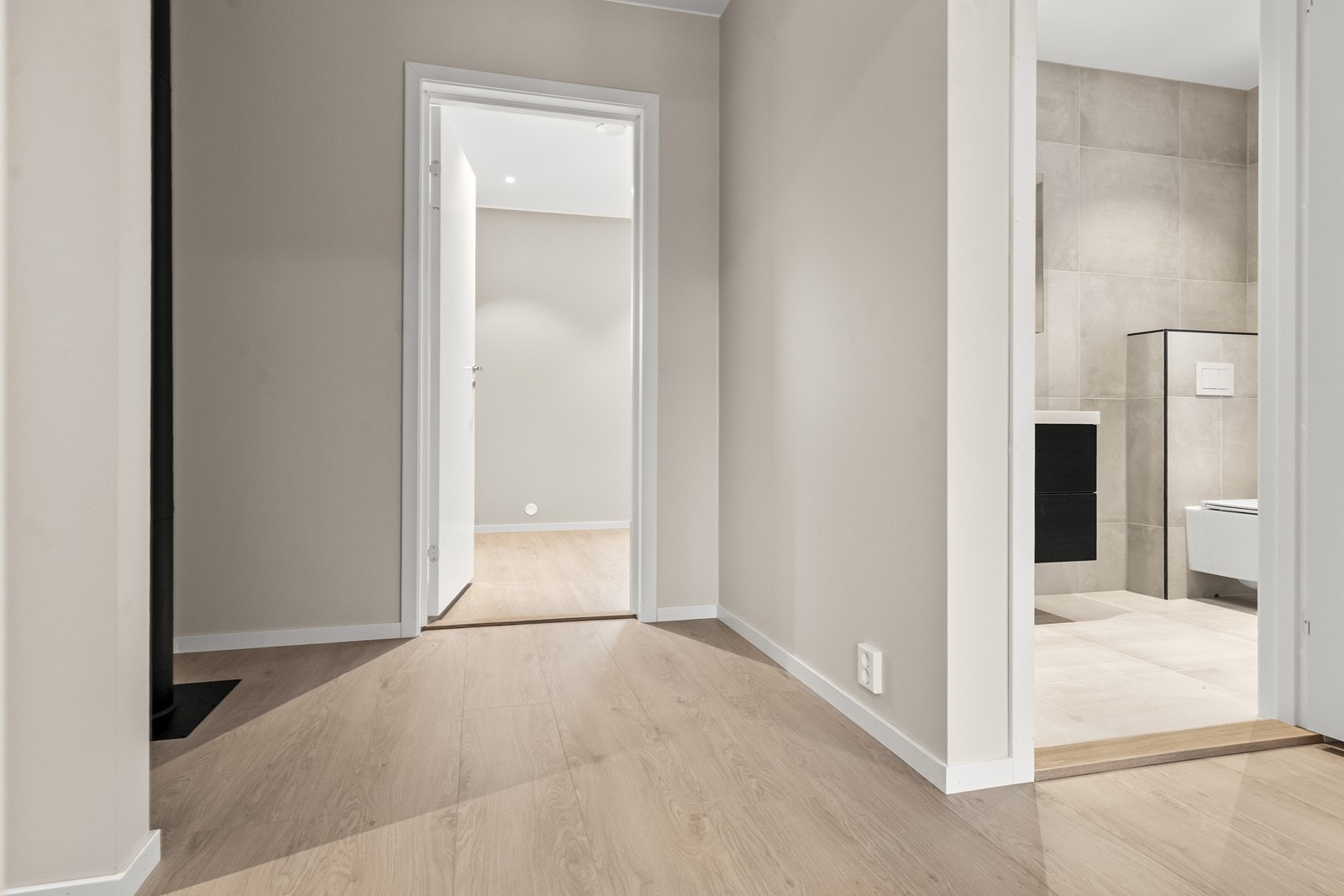 Andre etasje rommer gang, tre soverom og et bad. Galleribilde