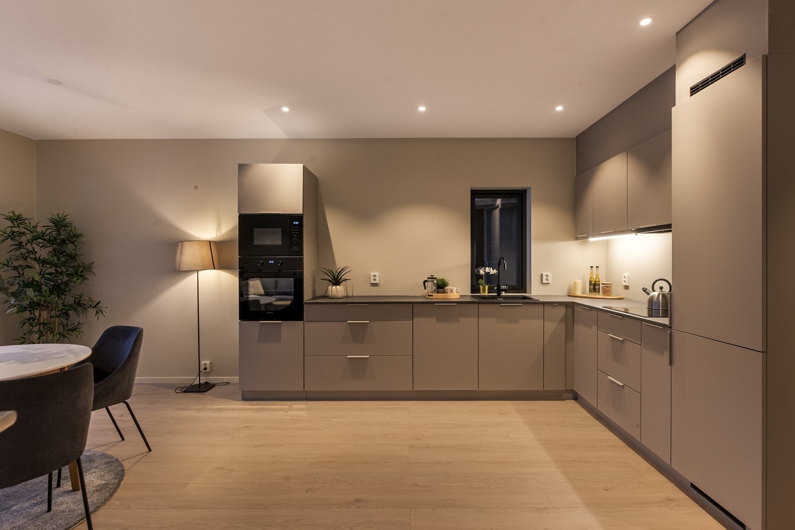 Kjøkkenet har en praktisk L-form med rikelig skap- og benkeplass. (Bilde fra speilvendt bolig). Galleribilde