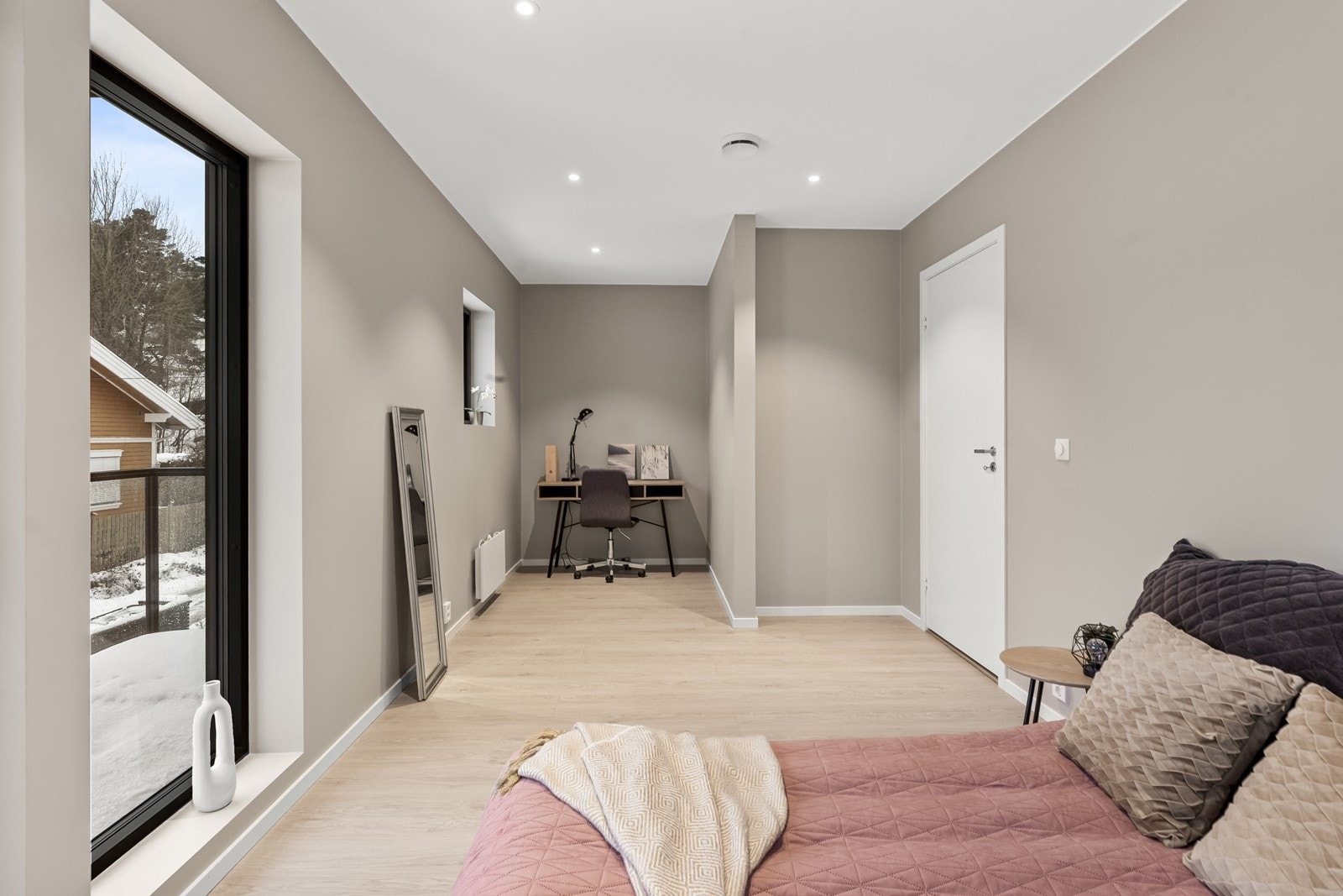 Hovedsoverommet er romslig og har plass til en egen kontorkrok. (Bilde fra speilvendt bolig). Galleribilde