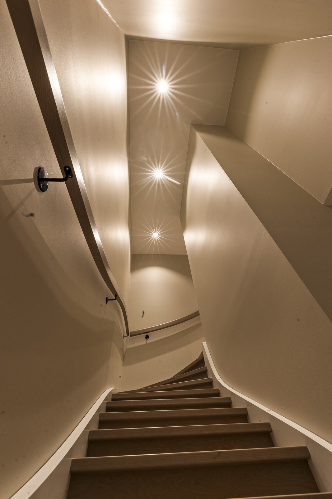 Spotlights i taket gir god belysning i trappeoppgangen. (Bilde fra speilvendt bolig). Galleribilde