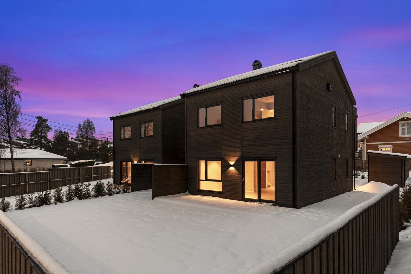 En nybygd og moderne kjedet enebolig fra 2025 med arealeffektiv planløsning. Galleribilde