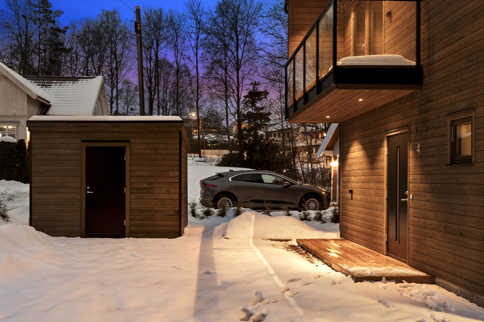 Den frittstående boden på 6 m² gir praktisk lagringsplass for sykler og utstyr. Galleribilde