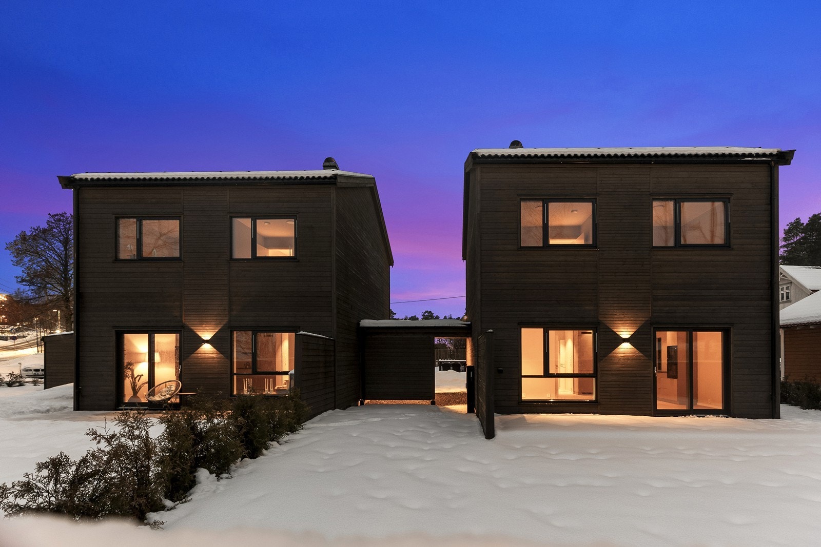 Moderne arkitektur med mørk trekledning og store vindusflater. Galleribilde