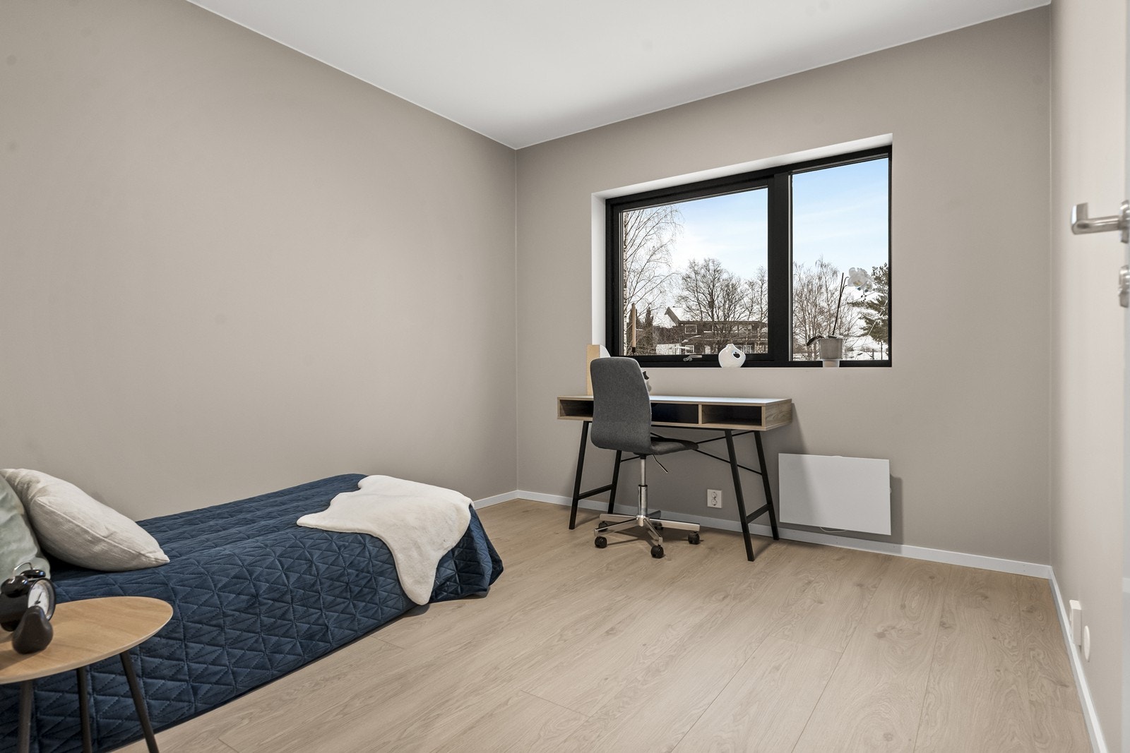 Boligens andre soverom er også i god størrelse. (Bilde fra speilvendt bolig). Galleribilde