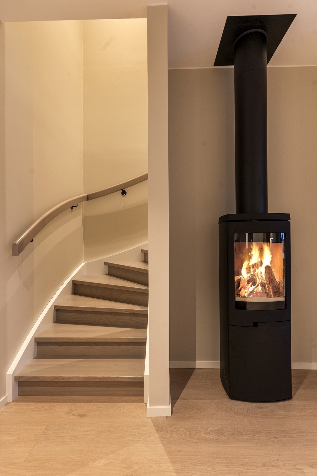 Trappen er et stilrent element som binder de to etasjene sammen. (Bilde fra speilvendt bolig). Galleribilde