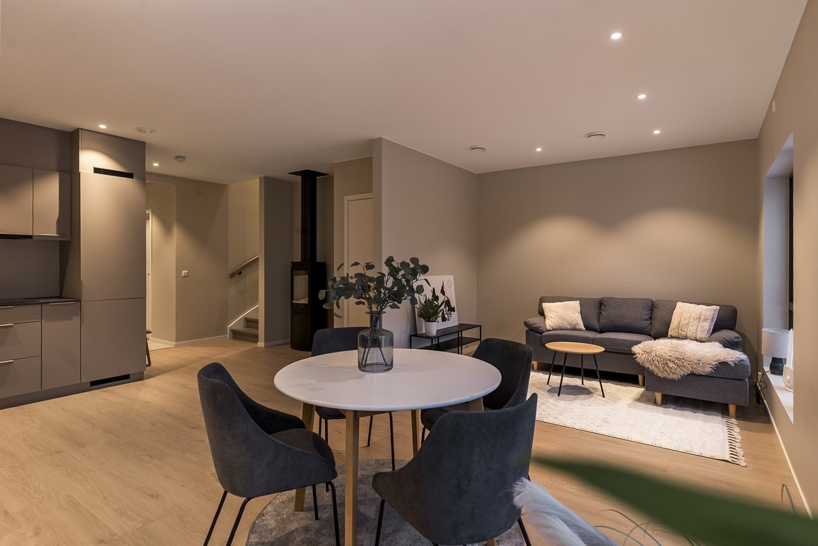 Gjennomgående materialvalg og farger gir et helhetlig og rolig inntrykk. (Bilde fra speilvendt bolig). Galleribilde