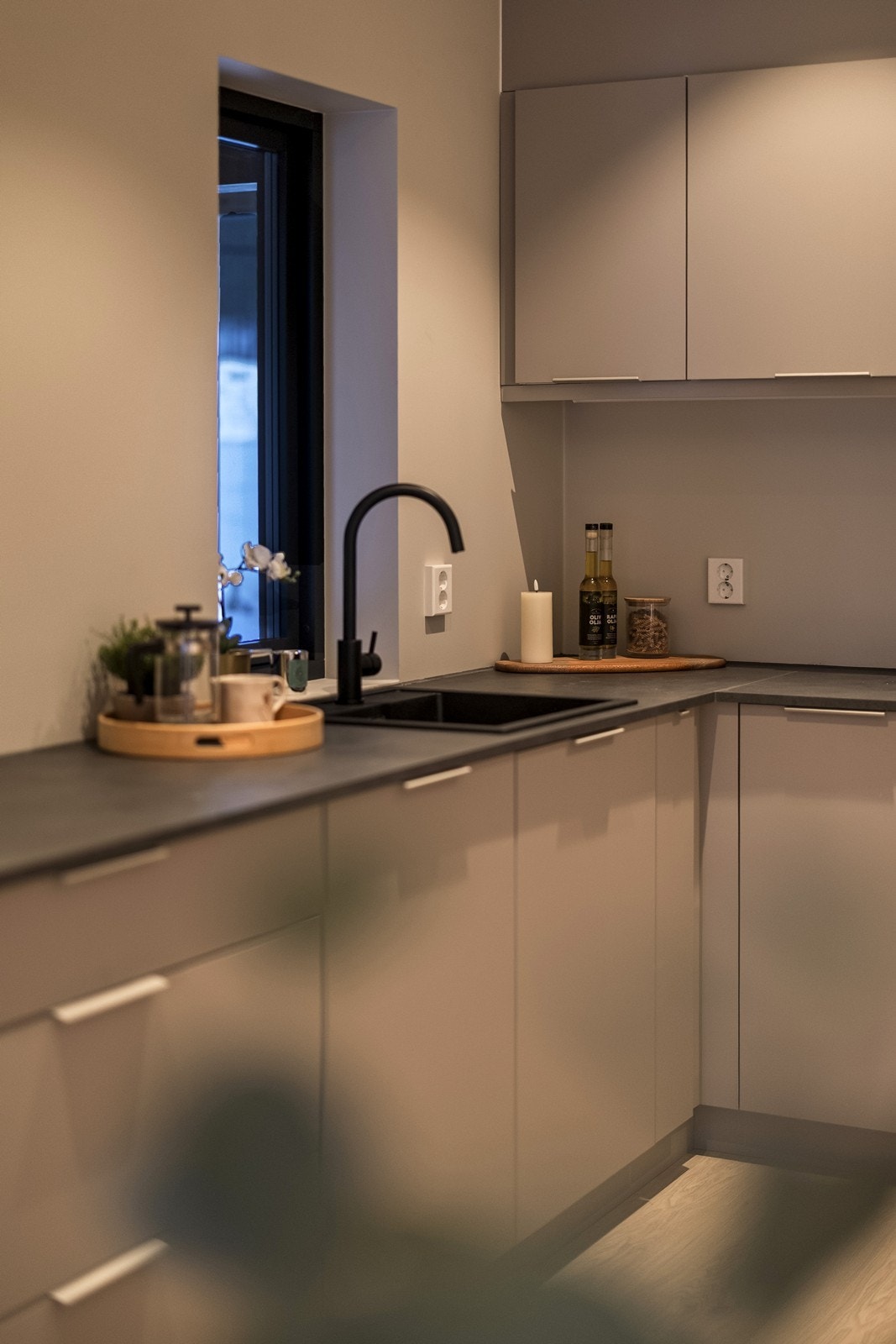 Gjennomtenkte detaljer som mørk vask og armatur understreker den moderne stilen. (Bilde fra speilvendt bolig). Galleribilde