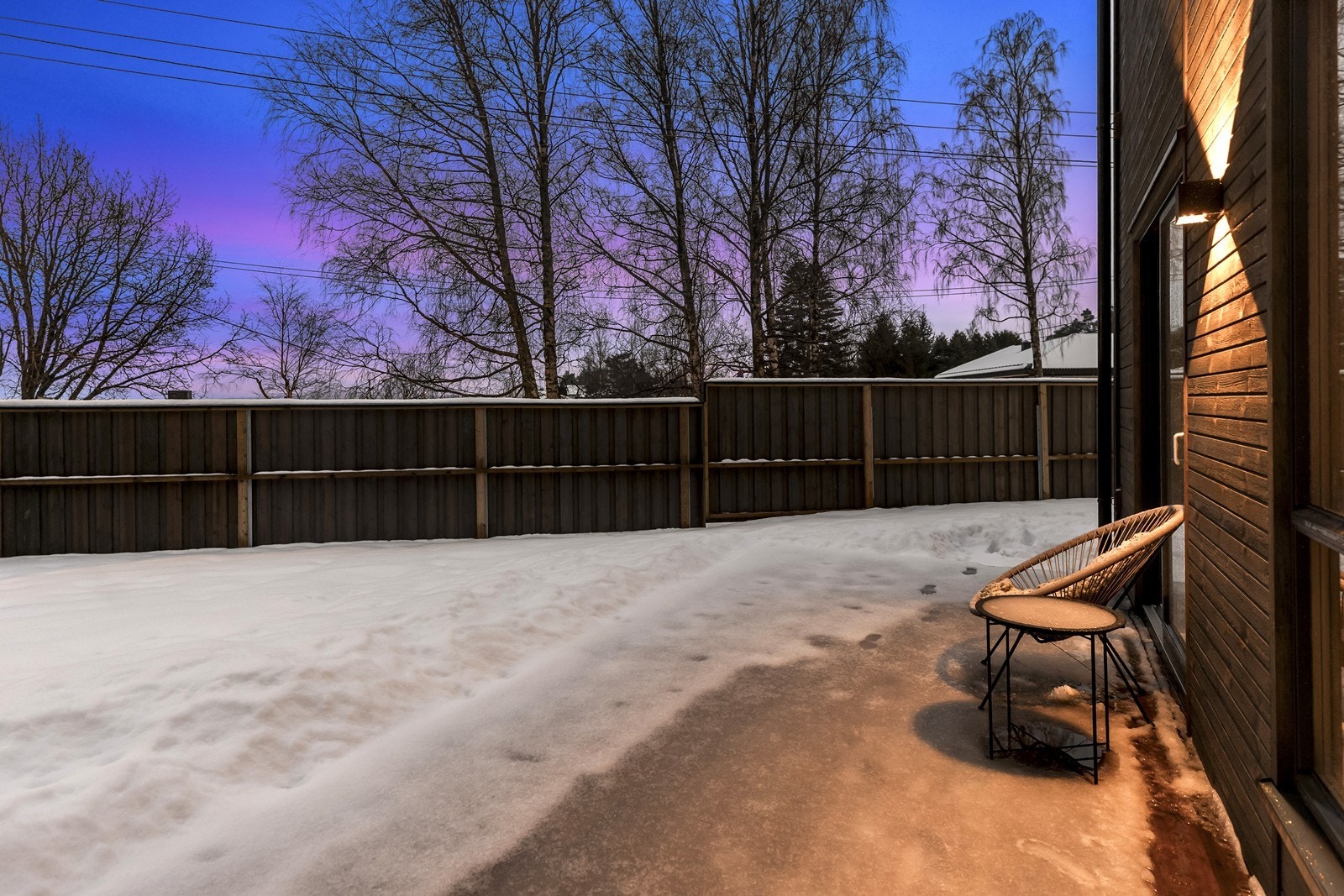 Terrassen på 17 m² har god plass til utemøbler og grill. Galleribilde