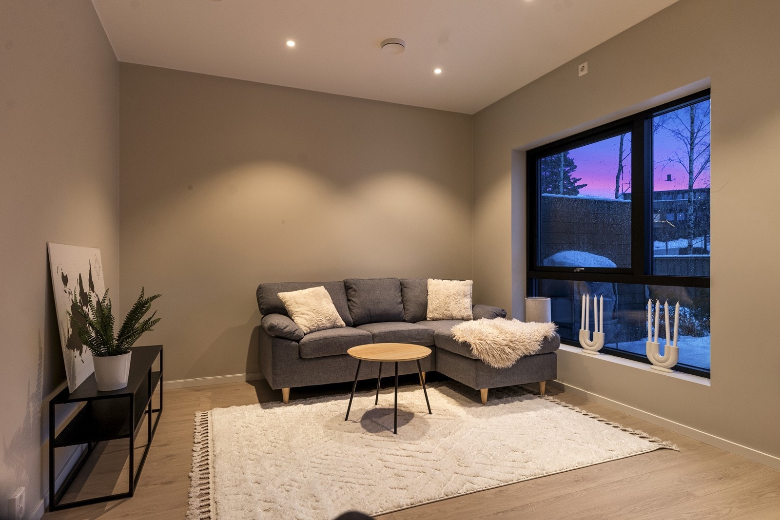 Stuedelen har god plass til en romslig sofagruppe. (Bilde fra speilvendt bolig). Galleribilde