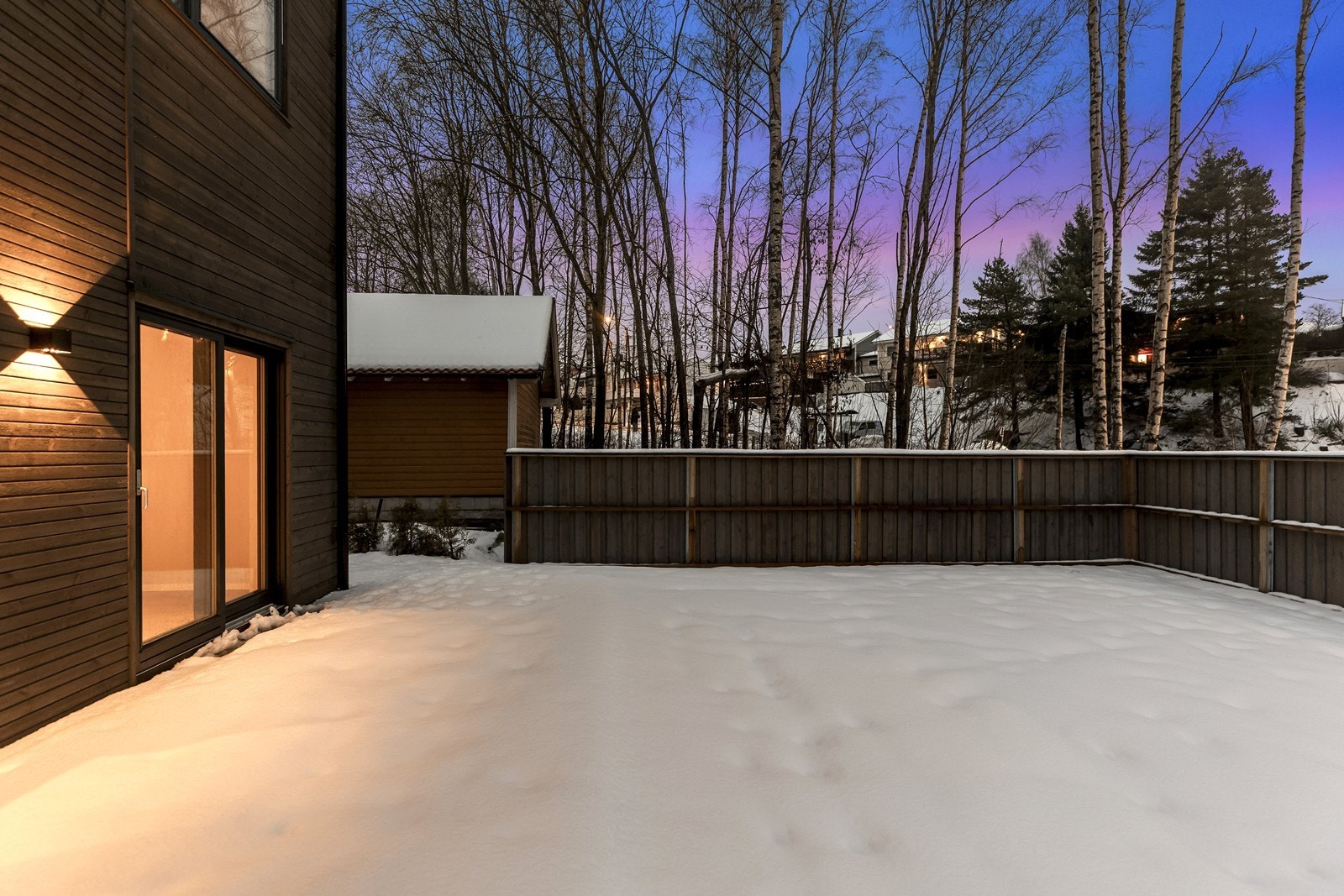 Uteområdet er pent opparbeidet og rammet inn med gjerde. Galleribilde