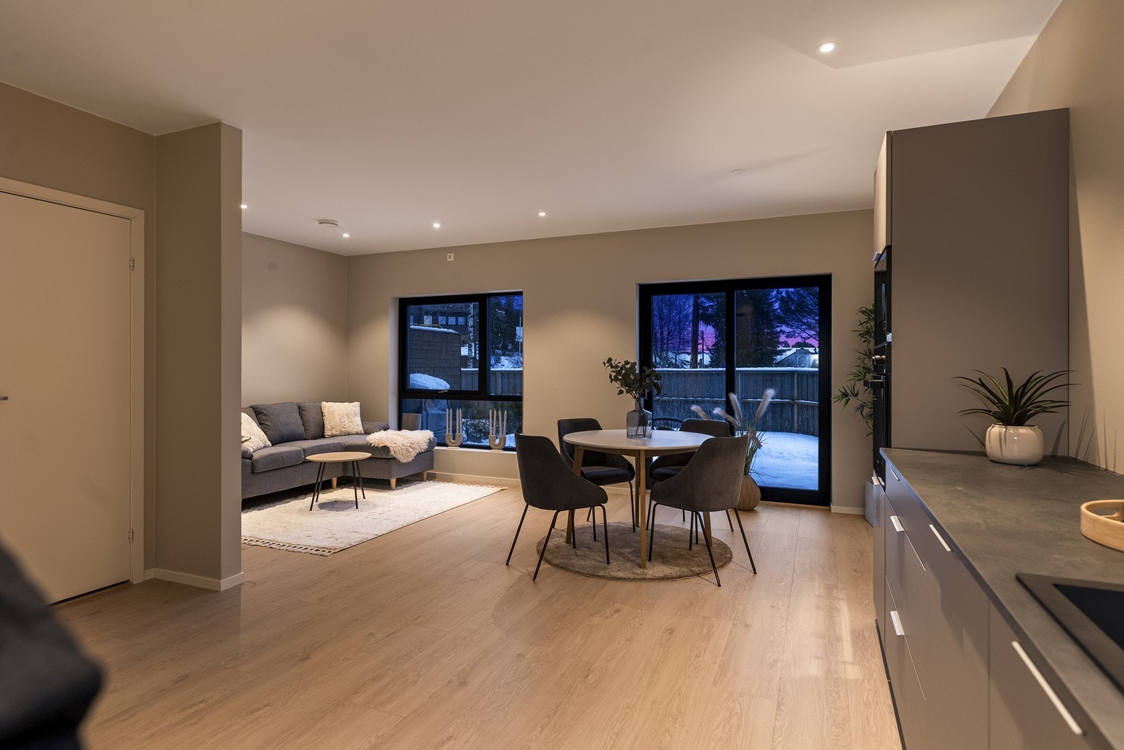 Store vindusflater og downlights i taket sikrer gode lysforhold. (Bilde fra speilvendt bolig). Galleribilde