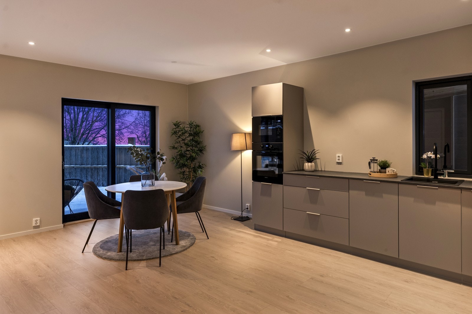 Plasseringen av spisestuen gir en naturlig overgang mellom kjøkken og uteplass. (Bilde fra speilvendt bolig). Galleribilde