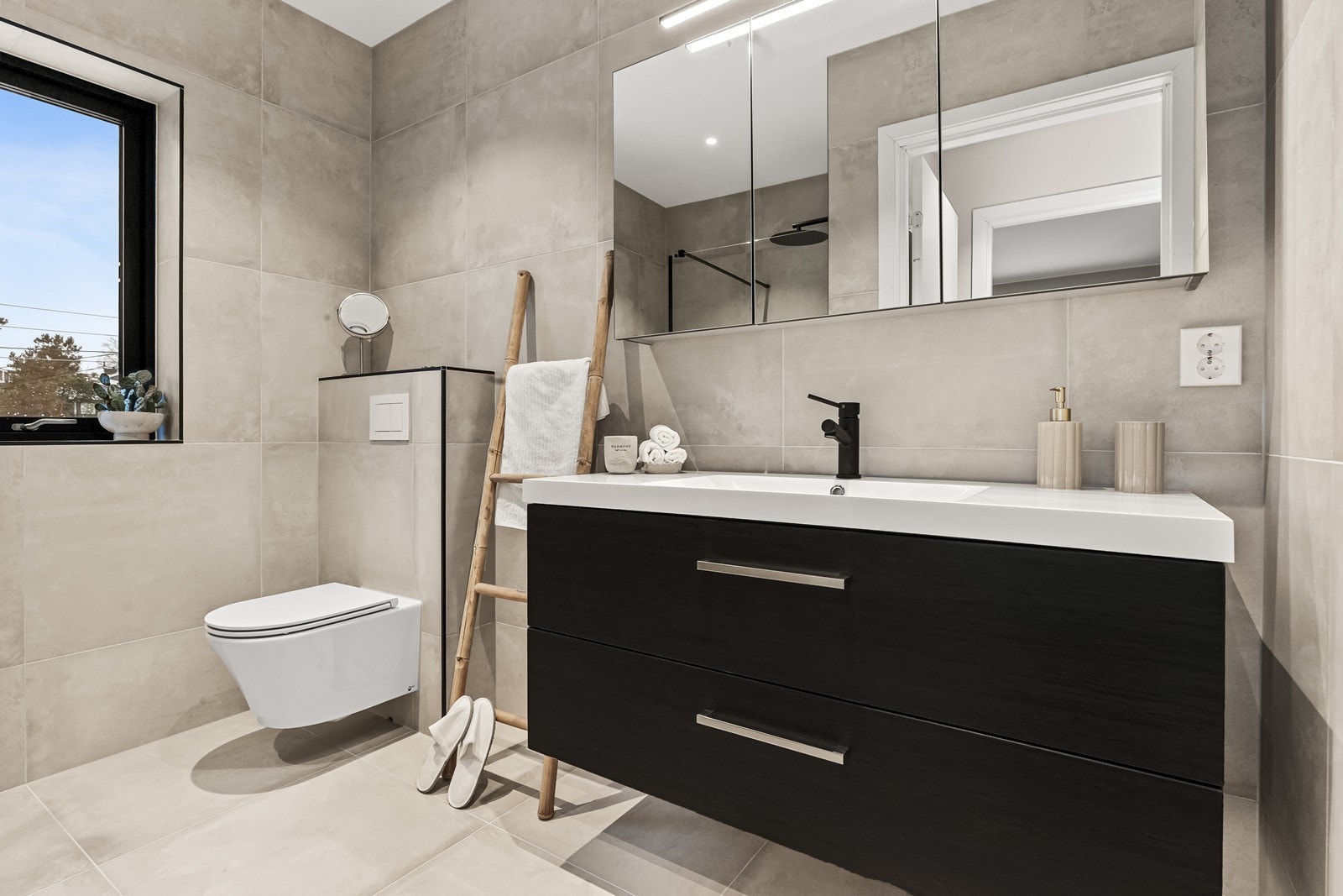 Baderomsinnredningen har heldekkende servant og rikelig med oppbevaringsplass. (Bilde fra speilvendt bolig). Galleribilde