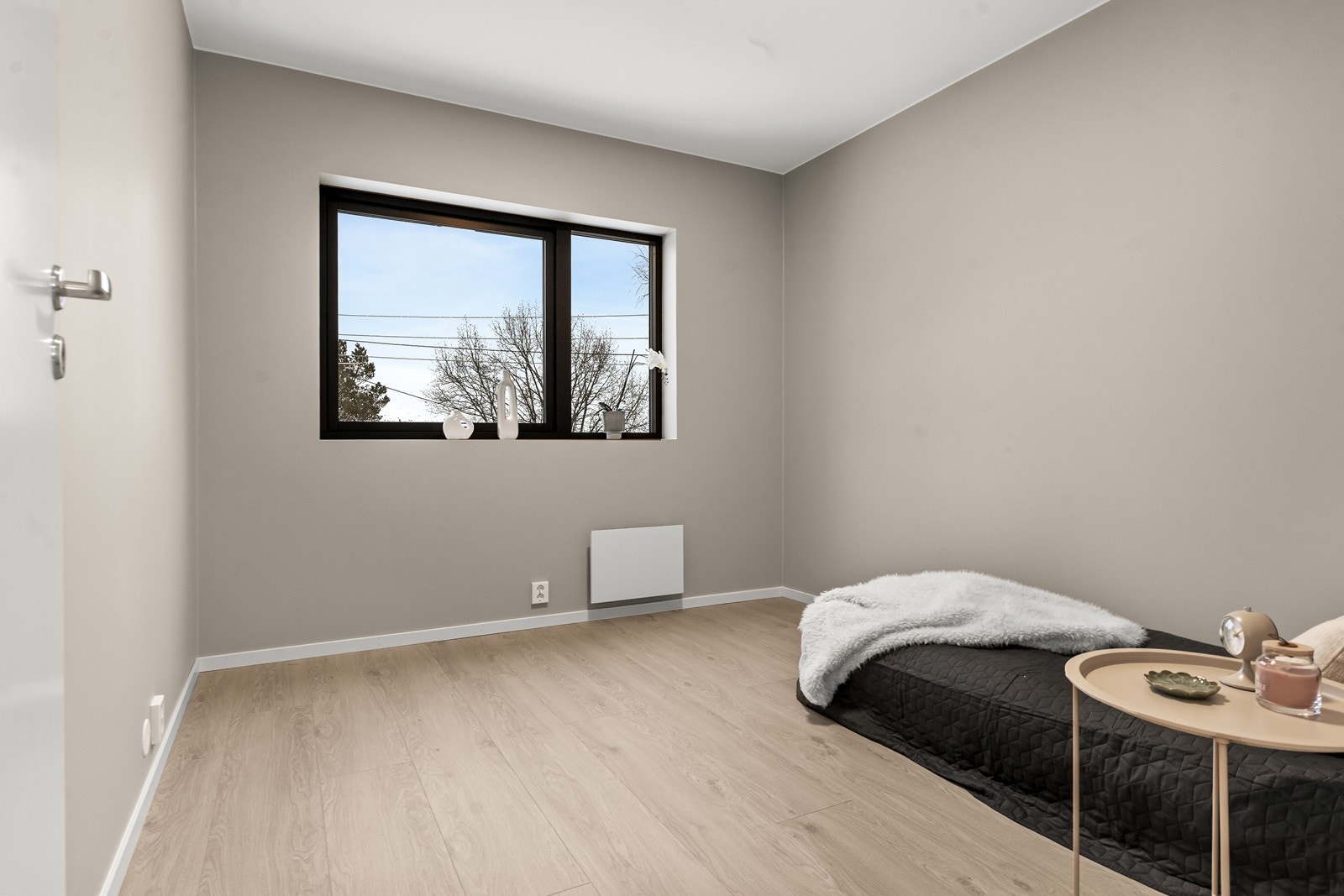 Med flere soverom er det gode muligheter for å ha gjesterom, barnerom eller kontor/hobbyrom. (Bilde fra speilvendt bolig). Galleribilde