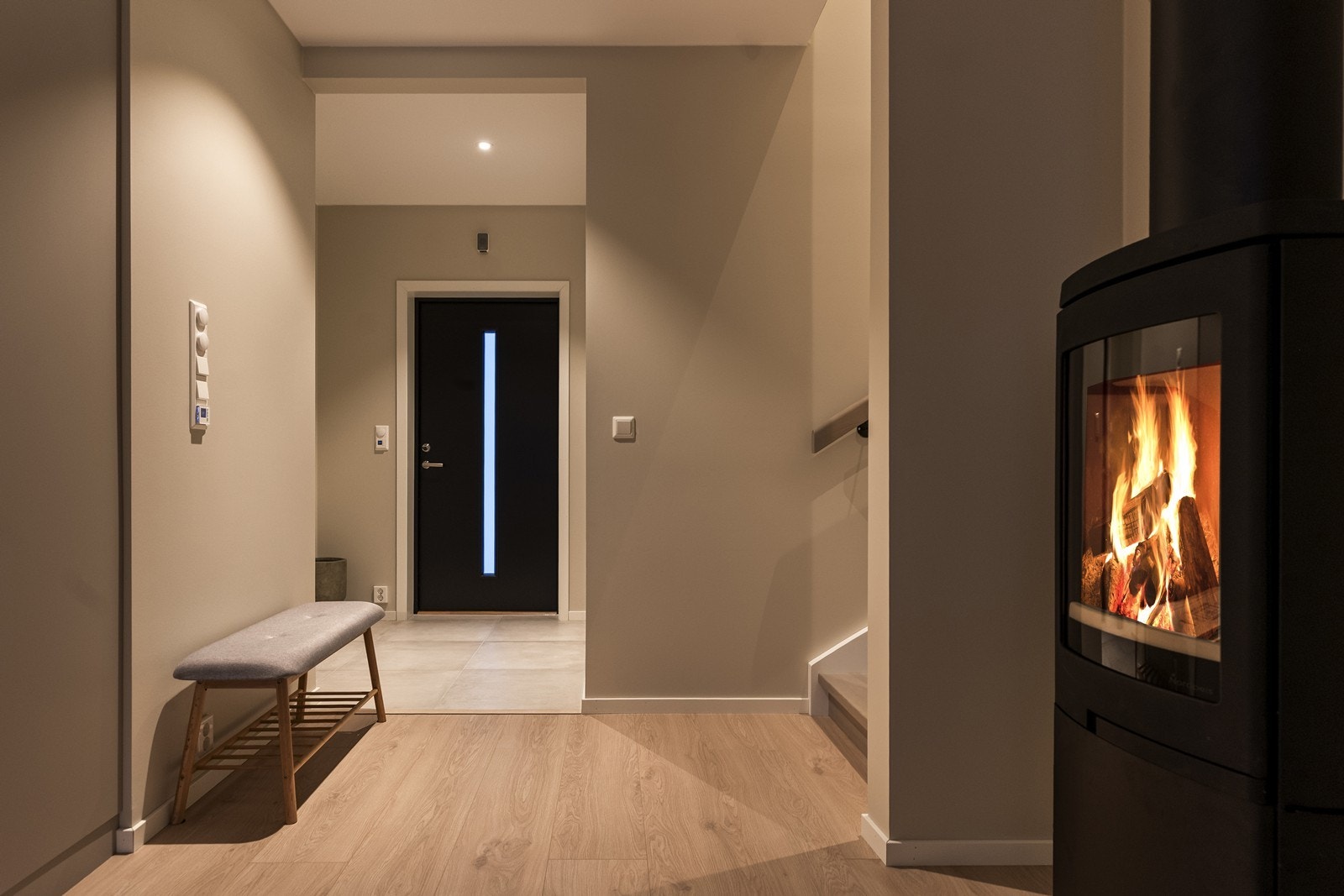 Fra gangen fører trappen opp til andre etasje. (Bilde fra speilvendt bolig). Galleribilde