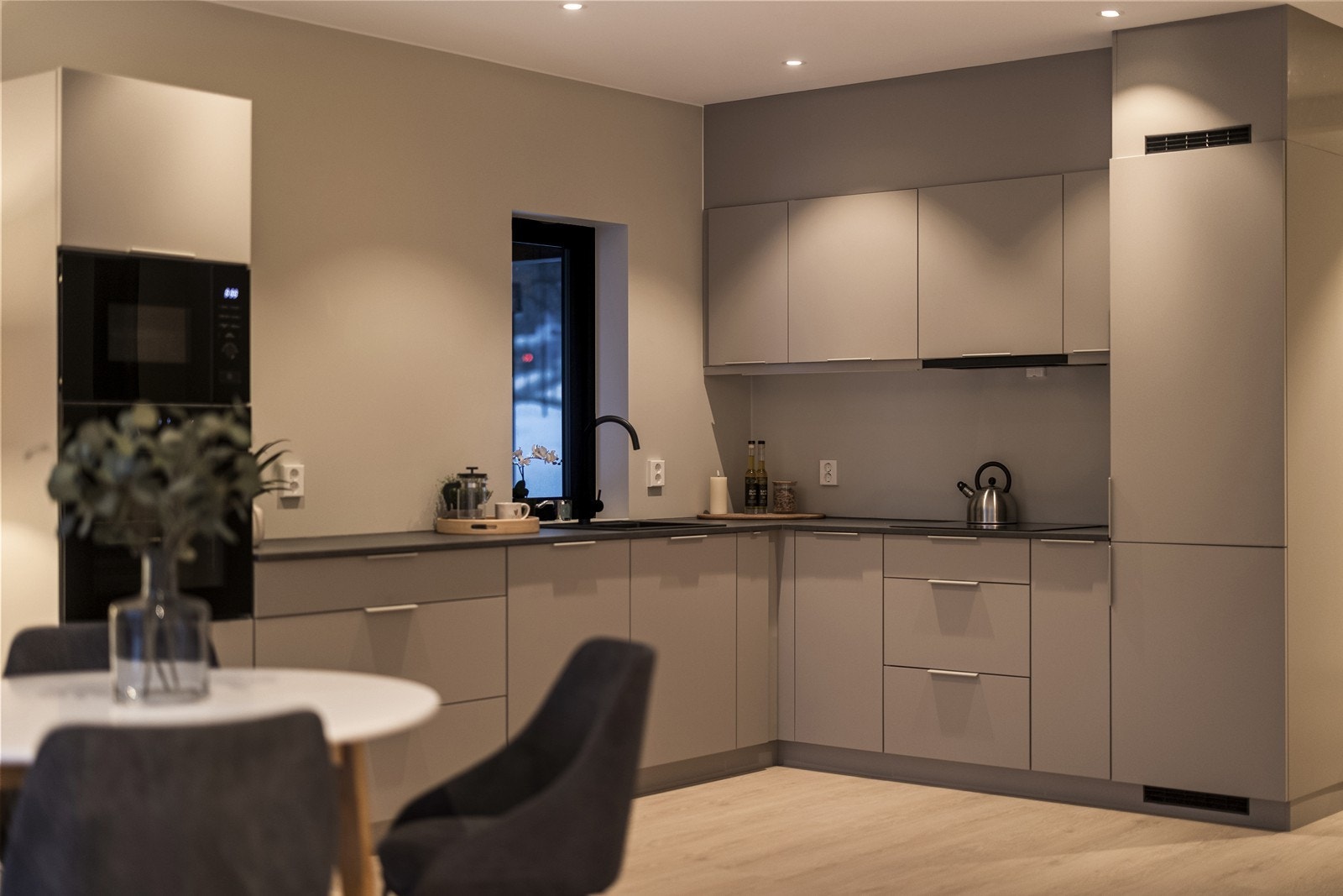 Moderne kjøkkeninnredning med integrerte hvitevarer og god belysning. (Bilde fra speilvendt bolig). Galleribilde