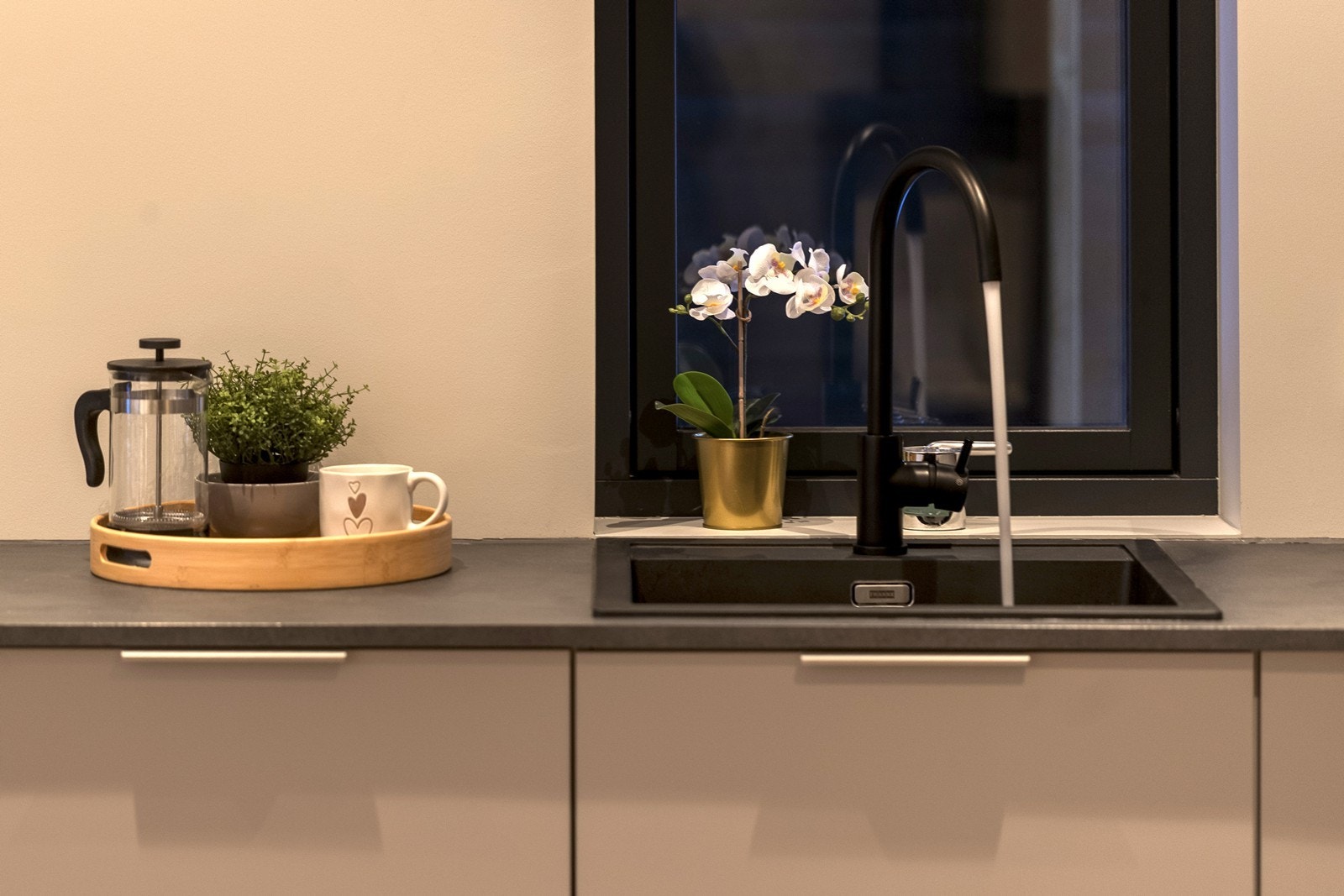 Kjøkkenvasken er praktisk plassert med utsyn gjennom vinduet. (Bilde fra speilvendt bolig). Galleribilde