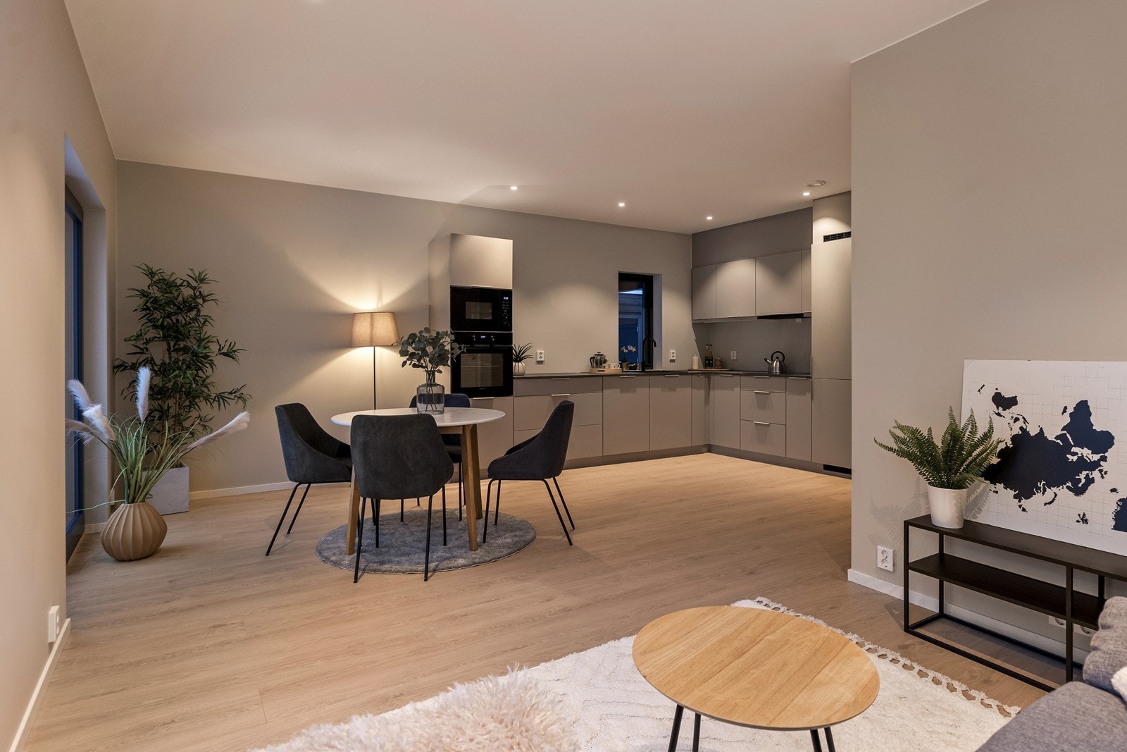 Den åpne stue- og kjøkkenløsningen skaper en luftig og sosial atmosfære. (Bilde fra speilvendt bolig). Galleribilde