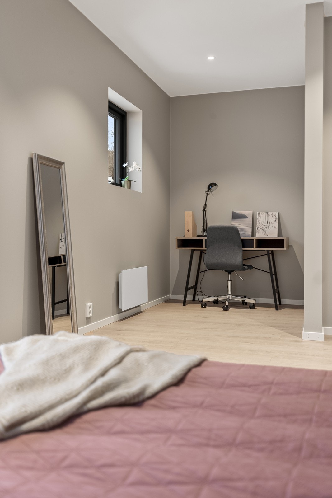 En smart krok gir mulighet for en dedikert arbeidsplass på soverommet. (Bilde fra speilvendt bolig). Galleribilde
